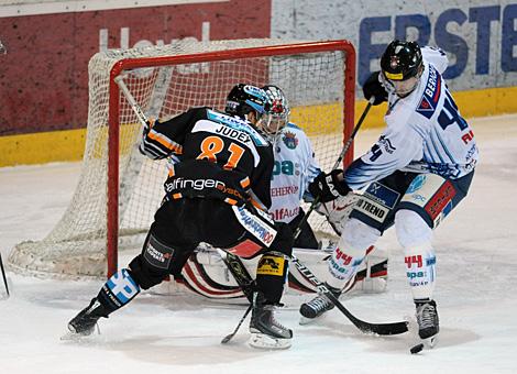 Andreas Judex Liwest Black Wings Linz im Angriff auf das Tor von Tommi Satosaari Alba Volan Szekesvehervar