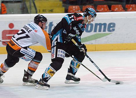 #74 Daniel Oberkofler, EHC Liwest Black Wings Linz verfolgt von der #21 Troy Riddle, EC Graz 99ers.