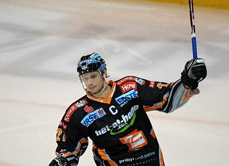 #21 Philipp Likas, Liwest Black Wings Linz jubelt ueber das 1 zu 0 fuer Linz.