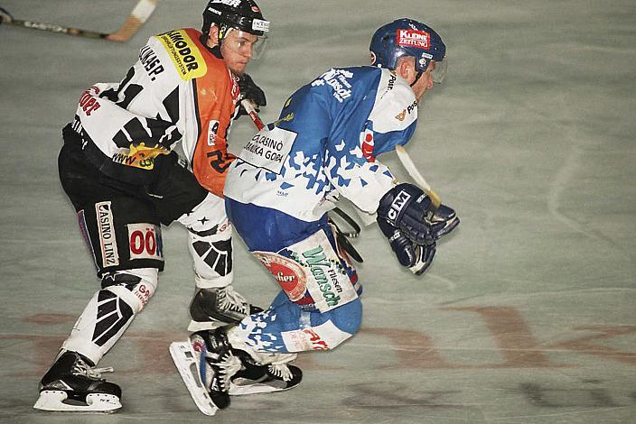 Philipp Lukas (Black Wings Linz) Stuermer, Andreas Pusnik (EC Heraklith VSV) Black Wings Linz
