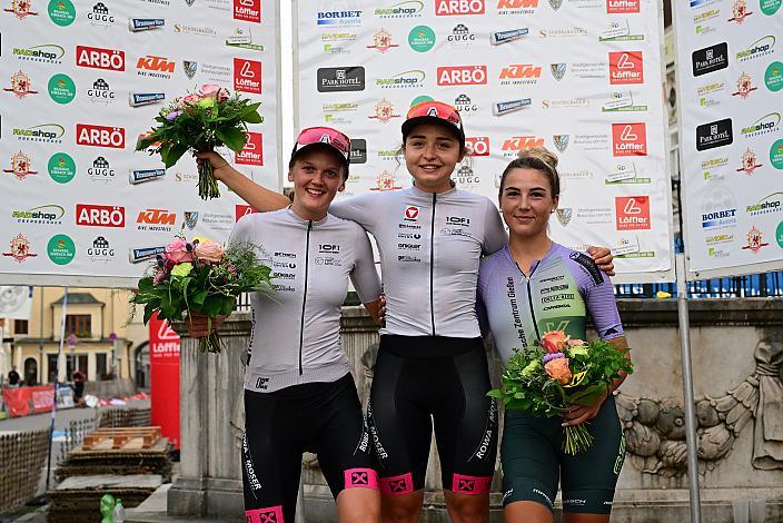 Podest Damen 2. Platz Amelie Cooper (GBR, Union Raiffeisen Radteam Tirol), Siegerin Elisa Winter (AUT, Union Raiffeisen Radteam Tirol), 3. Platz Laura Kastenhuber (GER, RSC Irschenberg) Damen Elite, U23, Cycling League Austria Radliga, Kriterium Braunau am Inn, OÖ