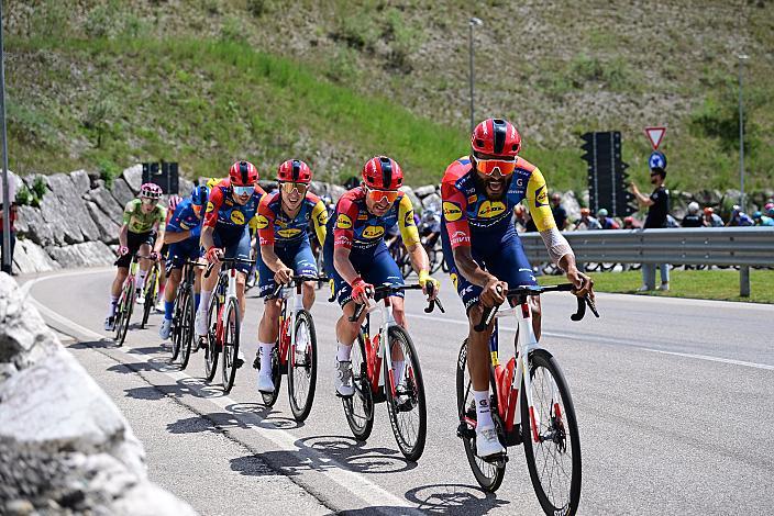 Team Lidl - Trek, USA  an der Spitze des Feldes Amanual Ghebreigzabhier (ERI, Trek - Segafredo), 19 Etappe. Feltre  -  Alleghe (Piani di Pezze)   (151km) 109. Giro d Italia