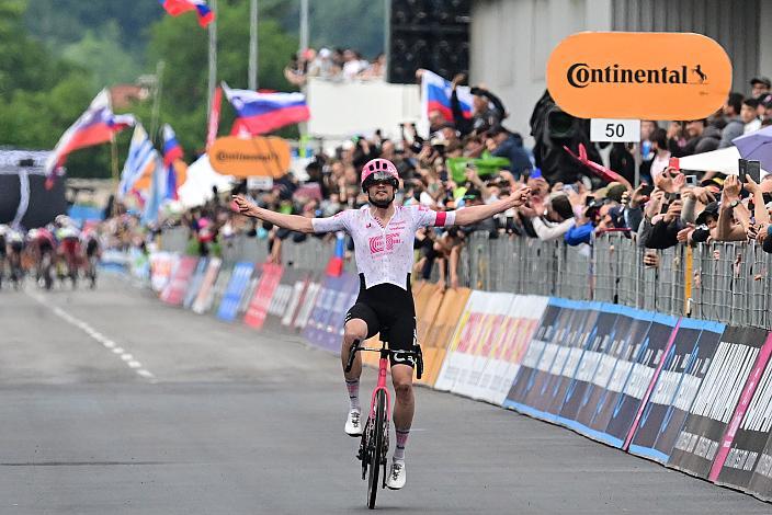 Der Etappensieger Kasper Asgreen (DEN, EF Education - EasyPost), 108. Giro d Italia, Stage 14, Treviso - Gorizia (195km)