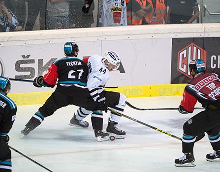 Bernhard Fechtig (EHC Liwest Black Wings Linz, #27) und Elias Karvonen of TPS Turku #44 EHC Liwest Black Wings Linz vs TPS Turku 