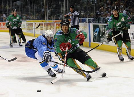 Todd Bertuzzi, Stuermer, London Pro Knights im Angriff auf das Muenchner Tor.