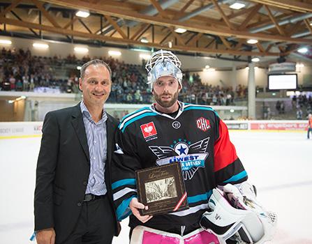 Michael Ouzas (EHC Liwest Black Wings Linz, #29) Spieler des Abends, EHC Liwest Black Wings Linz vs TPS Turku 
