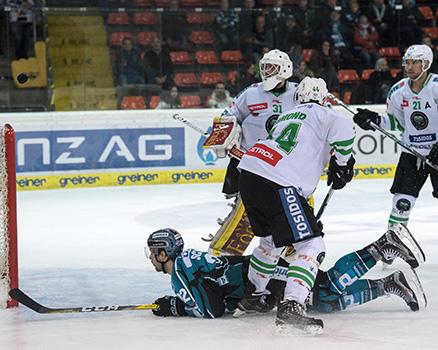 Rick Schofield (EHC Liwest Black Wings Linz) und Tormann Jeff Frazee (HDD Olimpija Ljubljana) EHC Liwest Black Wings Linz vs HDD Olimpija Ljubljana