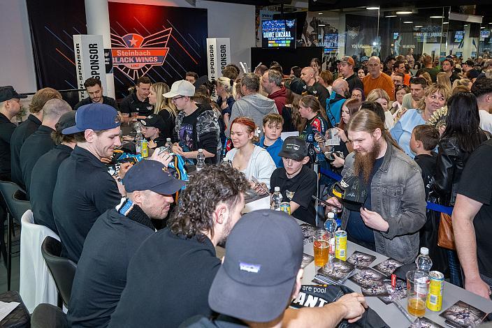 Zahlreiche Fans beim Saisonabschluss, Steinbach Black Wings Linz , VIP Bereich, Linz AG Eisarena 