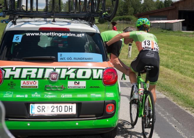  Florian Gaugl (AUT, Hrinkow Advarics Cycleang Team) bei Mechaniker Leitenbauer