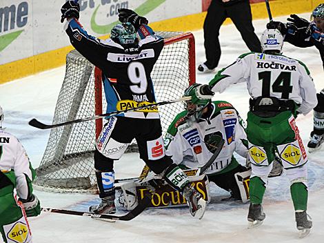Danny Irmen Linz, feiert das 3 zu 0, EHC Liwest Black Wings Linz vs. HDD Tilia Olimpija Ljubljana 