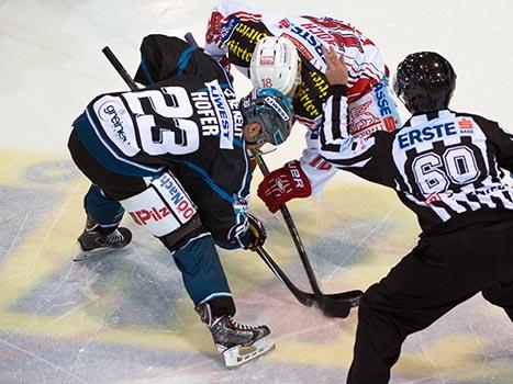 Fabio Hofer, Linz und Thomas Koch beim Bully, EHC Liwest Black Wings Linz vs EC KAC