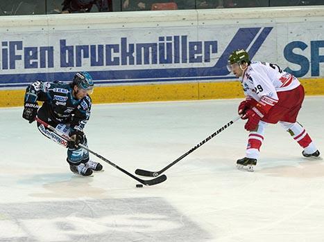 Rob Hisey, Linz und Bryan Rodney, Bozen, EHC Liwest Black Wings Linz vs HCB Suedtirol, 7. Viertelfinale