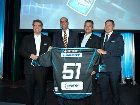 Vorstand und Sponsoren v.l. Karl Egger, Dipl. Betriebsw. (DH) ­Axel Kuehner, (Fa. Greiner Group), Ing. Peter Freunschlag, Peter Zauner mit dem neuen Teamdress, EHC Liwest Black Wings Linz 
Vorstand und Sponsoren v.l. Karl Egger, Dipl. Betriebsw. (DH)