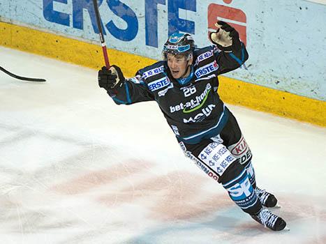 Rob Hisey feiert, EHC Liwest Black Wings Linz vs HDD Telemach Olympija Ljubljana