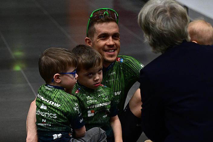 Riccardo Zoidl (AUT, Hrinkow Advarics) und seine Kinder Teampräsentation, Steyr, Team Hrinkow Advarics Cycleang, UCI Continental Team, 