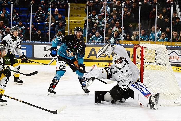 Tormann Edward Pasquale (HC Pustertal Wölfe), Sean Collins (Steinbach Black Wings Linz),  28. Runde ICE, Steinbach Black Wings Linz vs HC Falkensteiner Pustertaler Wölfe, Linz AG Eisarena 