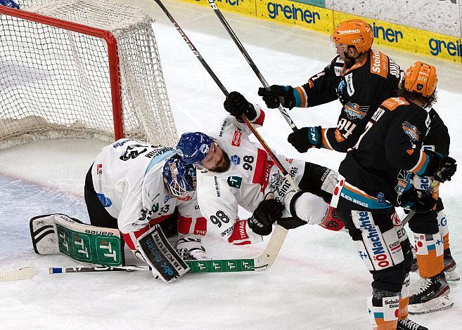 Tormann Tom McCollum (HC Tiwag Innsbruck - Die Haie) , Jan Lattner (HC Tiwag Innsbruck - Die Haie), Dragan Umicevic (Steinbach Black Wings 1992) Steinbach Black Wings 1992 vs HC TWK Innsbruck, Qualifikationsrunde, Eishockey, Bet at Home ICE Hockey League