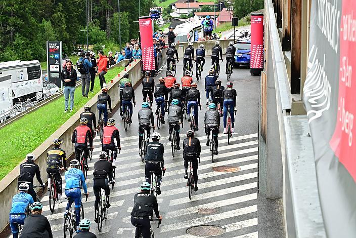 Das Peleton und das Team Coop - Repsol (NOR) erreicht das Ziel der Tour of Austria in Kondolenzfahrt