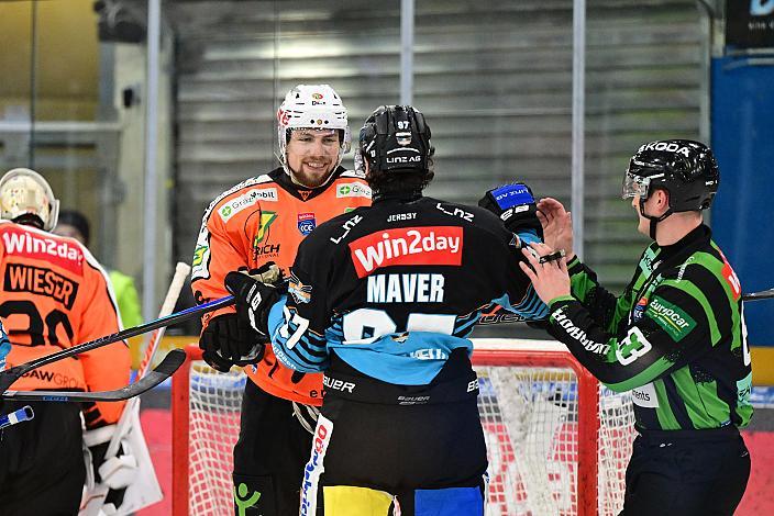 Luka Maver (Steinbach Black Wings Linz), Paul Stapelfeldt (Moser Medical Graz 99ers)52. Runde ICE, Steinbach Black Wings Linz vs Graz 99ers, Linz AG Eisarena 