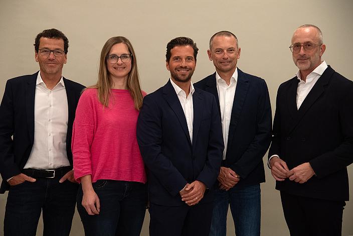 v.l. Thomas Schwingshandl (CEO Fa. Schwingshandl), Helga Mitmasser (Finanz Referentin Cycling Oberösterreich), Mario Rossmann  Präsident (Cycling Oberösterreich, LRV Oberösterreich), Walter Ameshofer (LRV OÖ Vize Präsident), Patrick Hochhauser (Vizepräsident Cycling Oberösterreich), LRV Oberösterreich Generalversammlung
