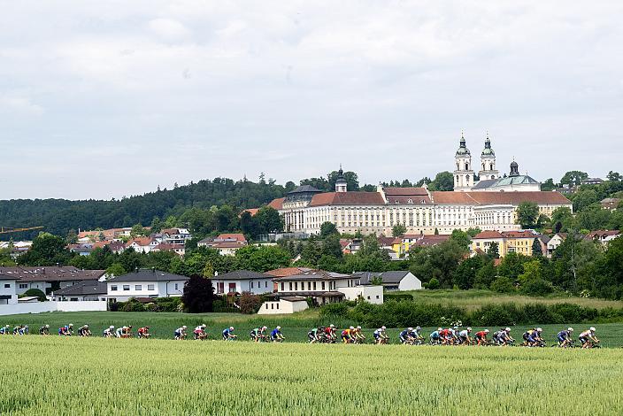 Das Peloton vor dem Stift St. Florian. 4. Etappe St.Florian /Asten - Hinterstoder/Höss 15. Int. Raiffeisen OÖ-Radrundfahrt UCI Kat. 2.2
