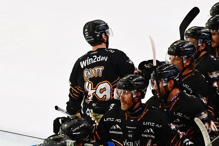 Die Steinbach Black Wings Linz feiern das Tor zum 1 zu 1 durch Graham Knott (Steinbach Black Wings Linz), 16. Runde ICE, Steinbach Black Wings Linz vs Vienna Capitals, Linz AG Eisarena 