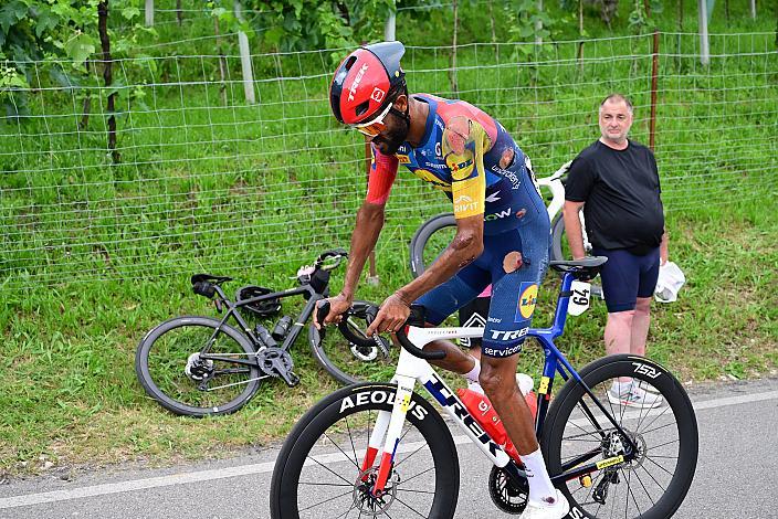 Sturzfolgen sichtbar bei Amanual Ghebreigzabhier (ERI, Trek - Segafredo), Stage 18,  Fai della Paganella  -  Pieve di Soligo   (171km)