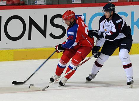 #92 Tomas Vak, Stuermer, HC Mountfield - Budweis verfolgt von der #5 Lukas Bohunicky, Slovan Bratislava.