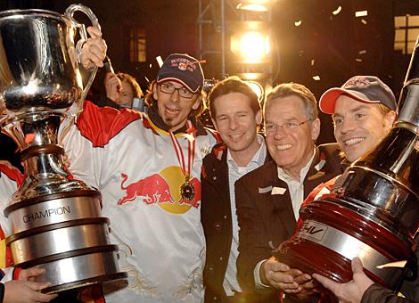 v.Links, Martin Ullrich, Dieter Kalt sen. und Dieter Kalt jr. mit dem Meisterpokal