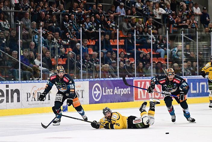 Martin Stajnoch (Steinbach Black Wings), Alexander Petan (HC Pustertal Wölfe), Nico Feldner (Steinbach Black Wings Linz) Steinbach Black Wings Linz vs HC Pustertal Woelfe, 4. Runde ICE Eishockey Liga, Linz AG Eisarena