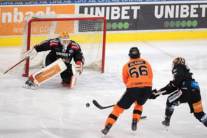 Tormann Rasmus Tirronen (Steinbach Black Wings Linz), Adis Alagic (Moser Medical Graz 99ers), Shawn St.Amant (Steinbach Black Wings Linz)  Steinbach Black Wings Linz vs Moser Medical Graz 99ers, 24. Runde, ICE Hockey League, Steinbach Black Wings Linz, Linz AG Eisarena 