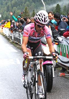 Im Rosa Trikot  Alberto Contador, Team Saxo Bank Sunguard im Anstieg zur Bergankunft Gardeccia, im Fassa Tal.