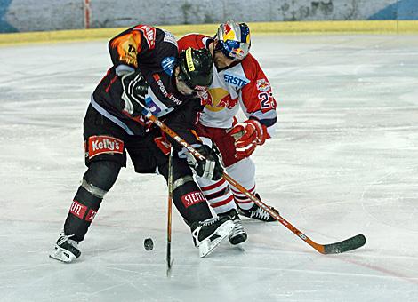 #12 David Rodman, Stuermer, Vienna Capitals im Duell mit der #23 Craig Johnson, Stuermer, Red Bulls Salzburg.
