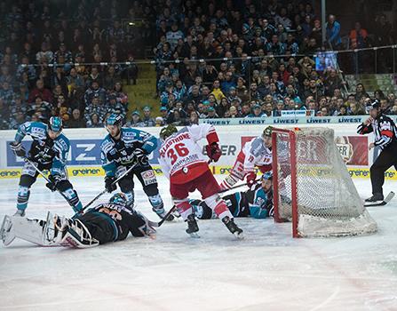 Tormann Michael Ouzas (EHC Liwest Black Wings Linz) und Sebastien Piche (EHC Liwest Black Wings Linz) klaeren in hoechster Not, EHC Liwest Black Wings Linz vs HCB Suedtirol 6. Viertelfinale