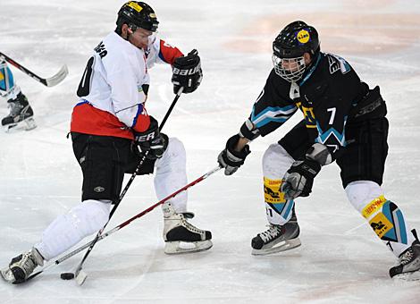 Thomas Eichberger, EC Wels im Duell mit Walter Matlasek, Liwest Linz.