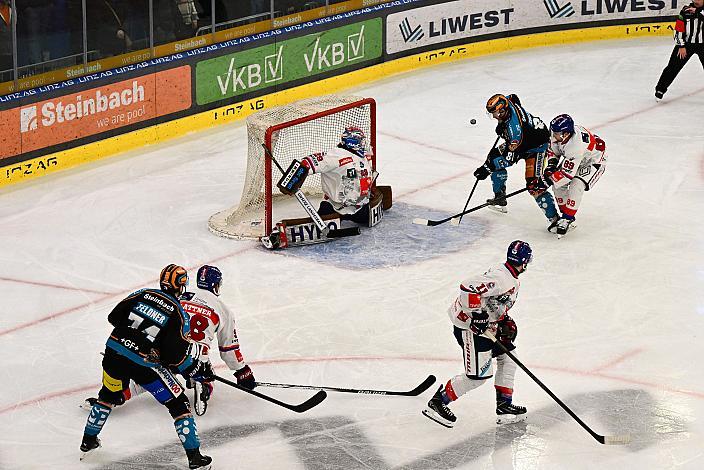 Sean Collins (Steinbach Black Wings Linz) vor Tormann Evan Buitenhuis (HC Tiwag Innsbruck - Die Haie)  Win2Day ICE Hockey League,  Steinbach Black Wings Linz vs Tiwag Innsbruck - Die Haie, Linz AG Eisarena 