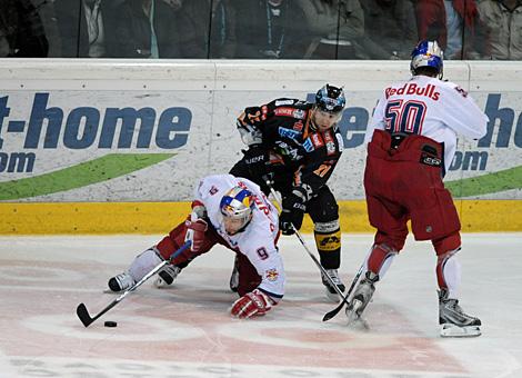 Gerd Gruber Liwest Black Wings Linz zwingt Thomas Koch EC Red Bull Salzburg auf das Eis