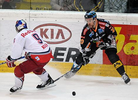 Brad Purdie Liwest Black Wings Linz im Duell mit Thomas Koch EC Red Bull Salzburg