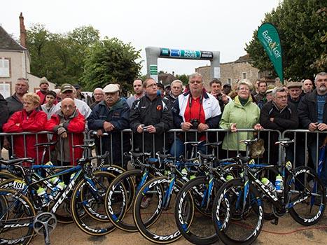 Fans am Start zu Paris Tours ,Radrennen, Paris - Tours