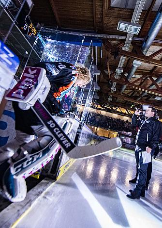 Im Bild: Intro Tormann David Kickert (EHC Liwest Black Wings Linz) Eishockey,  EHC Liwest Black Wings Linz vs HC Orli Znojmo