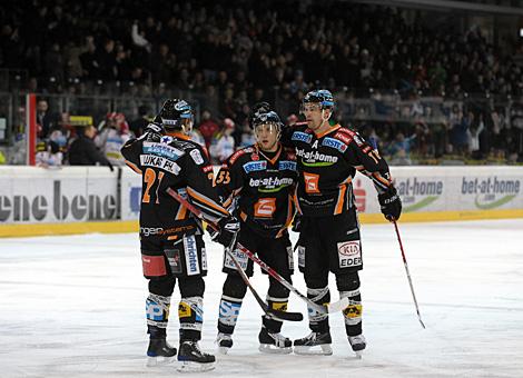 Robert Lukas erzielt das 2 zu1 fuer die Liwest Black Wings Linz, EC KAC