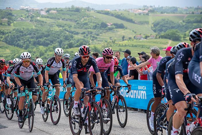 Team Ineos Grenadiers führt das Feld mit Gianni Moscon (ITA, Ineos Grenadiers), Egan Bernal (COL, Ineos Grenadiers) im Rosa Trikot zur Bergwertung Gornje Cerovo in Slowenien. Stage 15 Grado - Gorizia (147km), 104. Giro d Italia, UCI Worl Tour