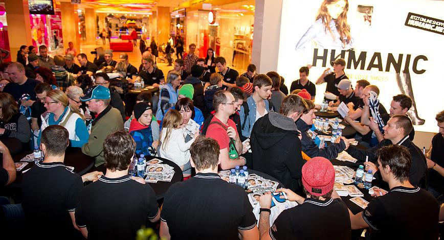 Die Liwest Black Wings bei der Autogramstunde in der Lentia City