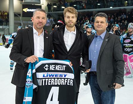Daniel Mitterdorfer (EHC Liwest Black Wings Linz) wird von Christian Perthaler, Ing. Peter Freunschlag verabschiedet. EHC Liwest Black Wings Linz vs HCB Suedtirol