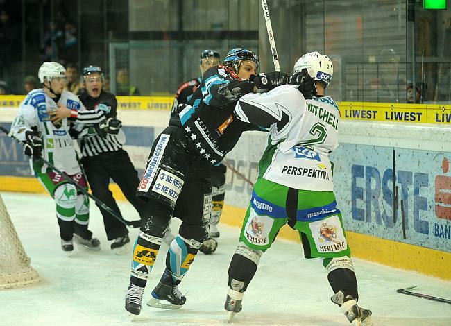 #91 Martin Grabher Meier, Stuermer, EHC Liwest Black Wings Linz im Faustkampf mit der #2 Kevin Mitchell, HDD Tilia Olimpija Ljubljana.