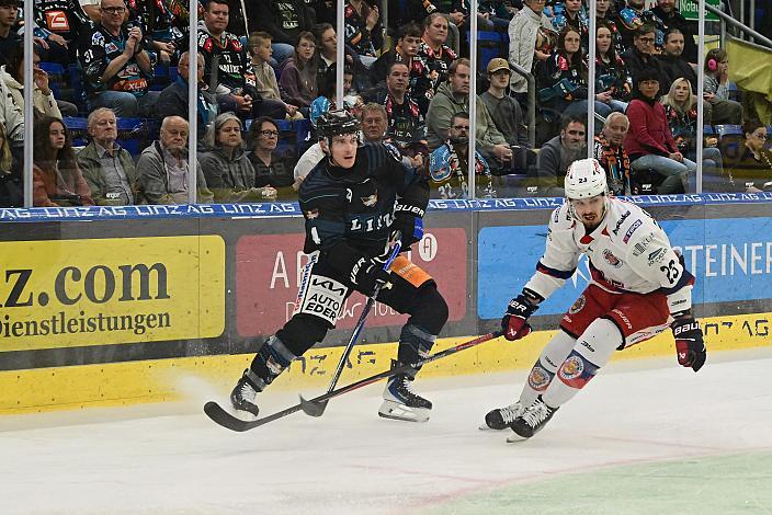 Ryan MacKinnon (Steinbach Black Wings Linz), Daniel Kowalczyk (HKM Zvolen) Steinbach Black Wings Linz - HKM Zvolen (SVK), Linz AG Eisarena 