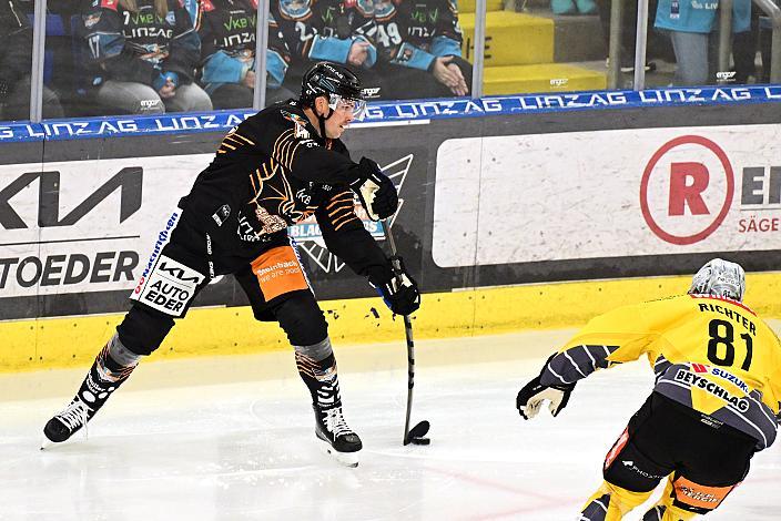 Logan Roe (Steinbach Black Wings Linz). Marco Richter (Vienna Capitals), 16. Runde ICE, Steinbach Black Wings Linz vs Vienna Capitals, Linz AG Eisarena 