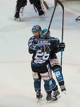 Andrew Jacob Kozek und Rob Hisey, Linz feiern, EHC Liwest Black Wings Linz vs HDD Telemach Olympija Ljubljana