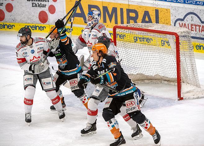 Brian Lebler (Steinbach Black Wings 1992), Juha-Pekka Hytönen (Steinbach Black Wings 1992) vor Tormann Jared Coreau (iClinic Bratislava Capitals) Steinbach Black Wings 1992 vs iClinic Bratislava Capitals, Qualifikationsrunfe Eishockey, Bet at Home ICE Hockey League