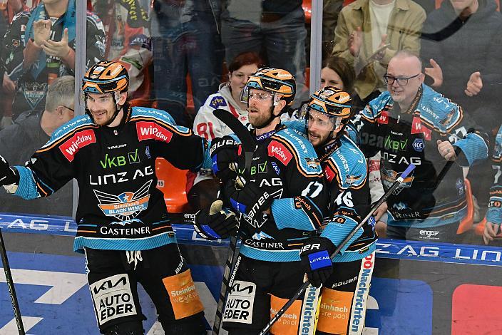 Logan Roe (Steinbach Black Wings Linz) feiert den Treffer zum 2 zu 3,  Semifinale 2, Win2Day ICE Hockey League, 2. Semifinale, Steinbach Black Wings Linz vs EC KAC,  Linz AG Eisarena 